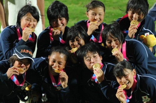 第２回アジアユースゲームズ・ラグビー競技でU１７チーム優勝。福島さんは右上。