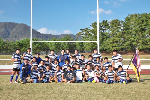 平成27年（2015年）11月3日 第95回全国高等学校ラグビーフットボール大会島根県予選の表彰式後の集合写真。優勝を決めて喜ぶ選手たち